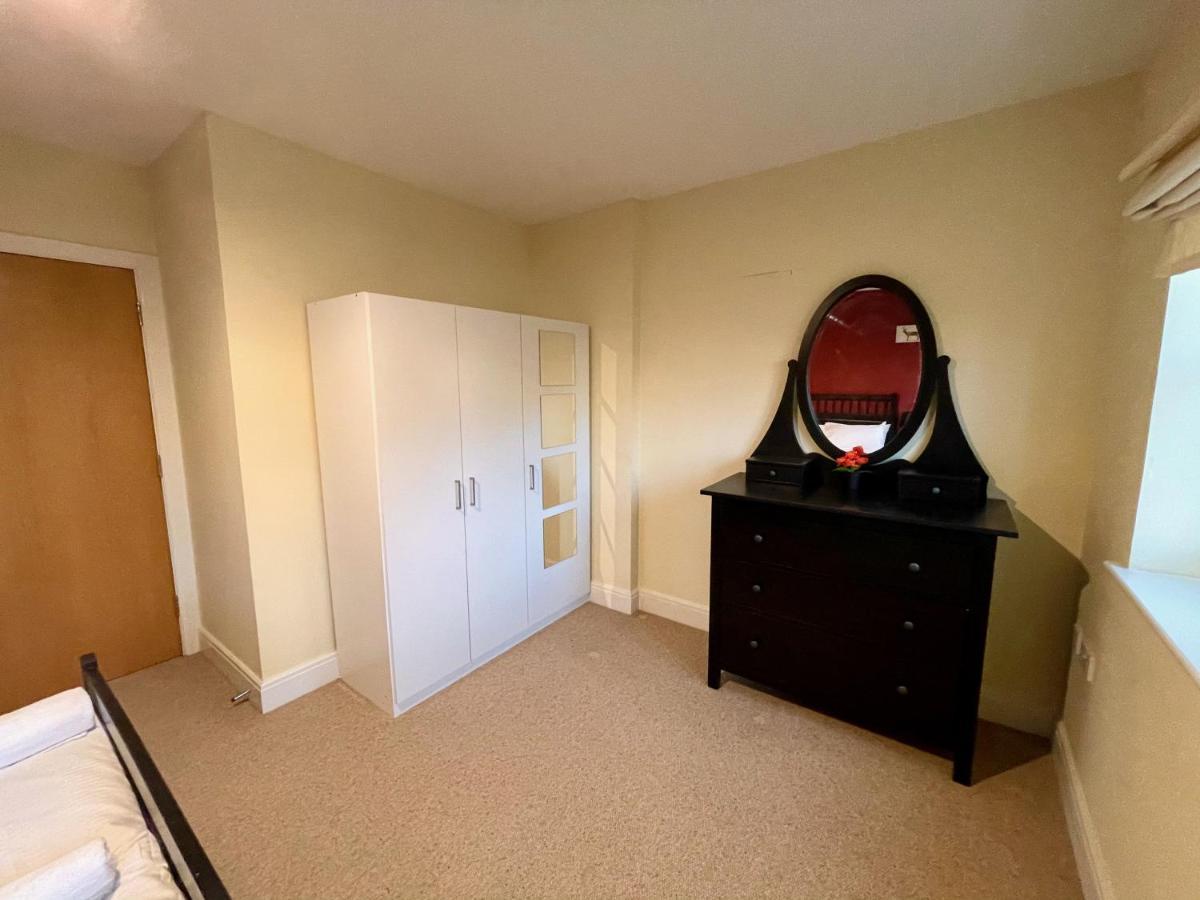 Manor House - Cosy Guesthouse Beside Farnham Hospital エクステリア 写真