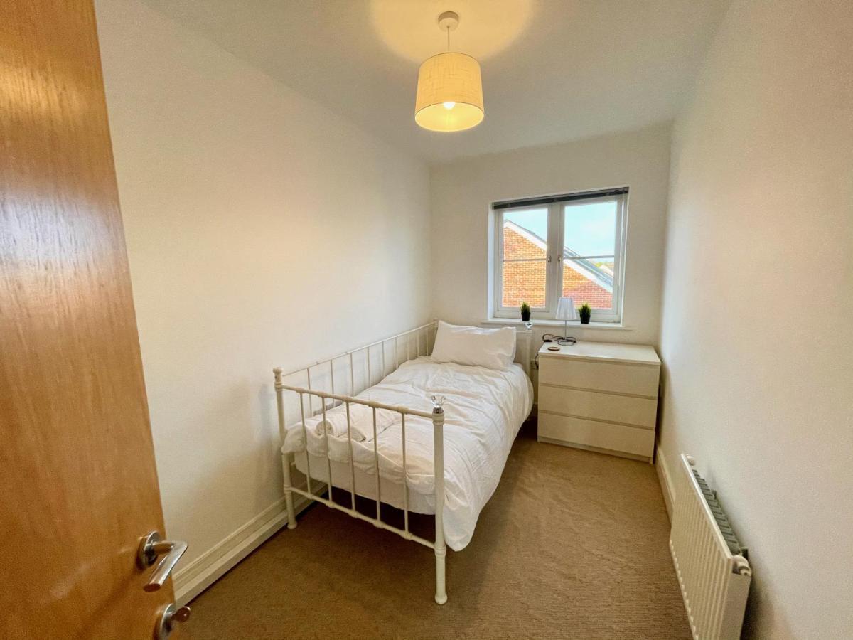 Manor House - Cosy Guesthouse Beside Farnham Hospital エクステリア 写真