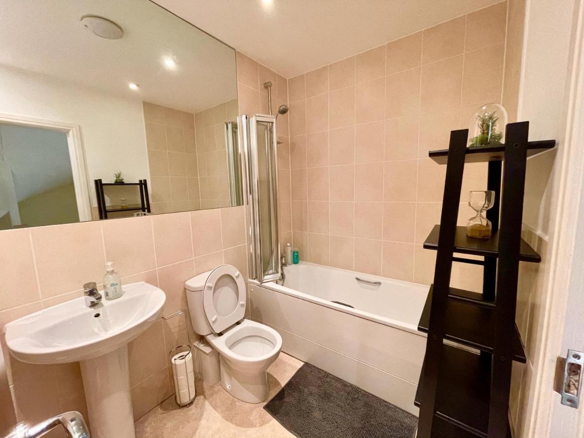 Manor House - Cosy Guesthouse Beside Farnham Hospital エクステリア 写真